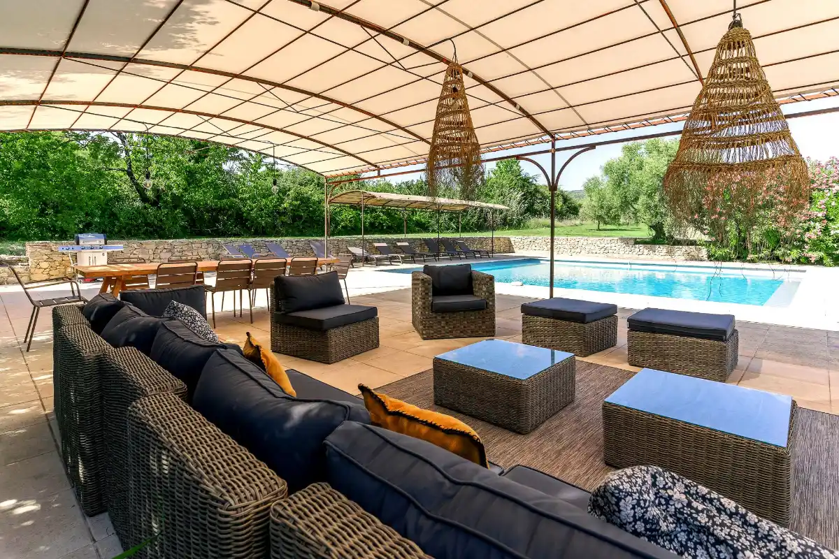 14e. Piscine - Salon fauteuils extérieurs - vue 1