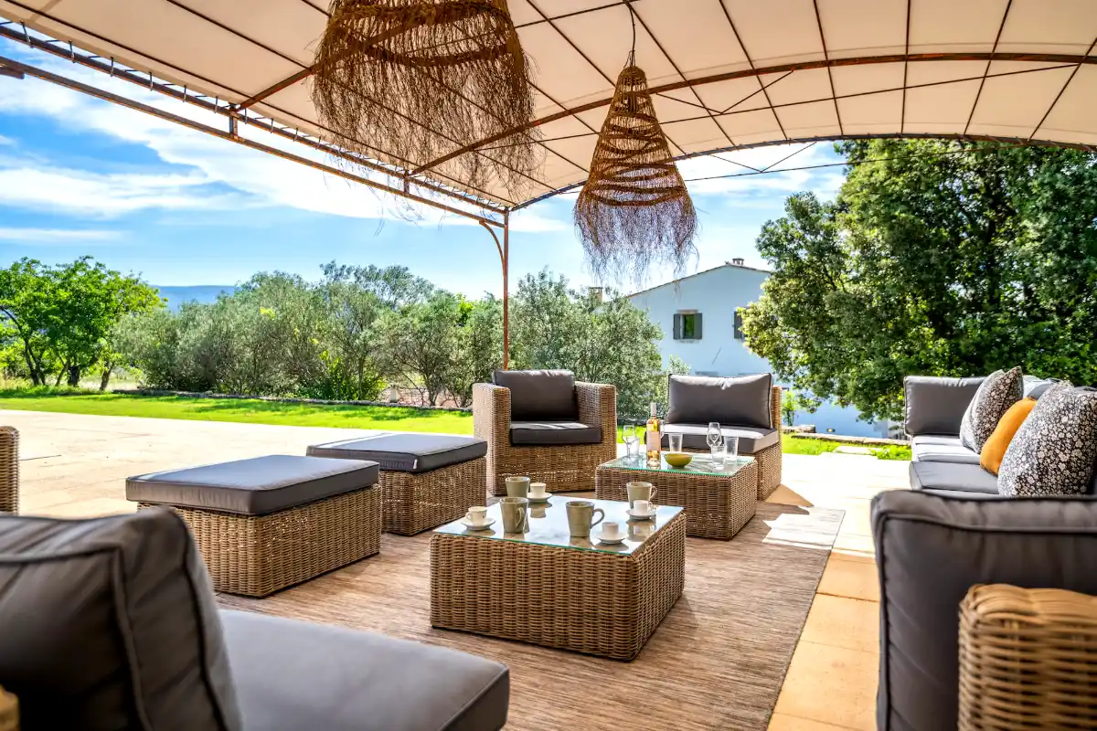 15e. Piscine - Salon fauteuils extérieurs - vue 2