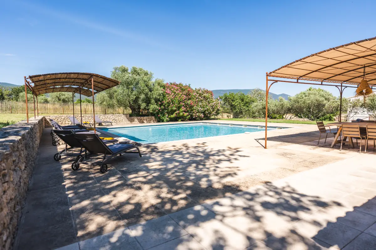 16e. Piscine et Luberon - vue droite 2