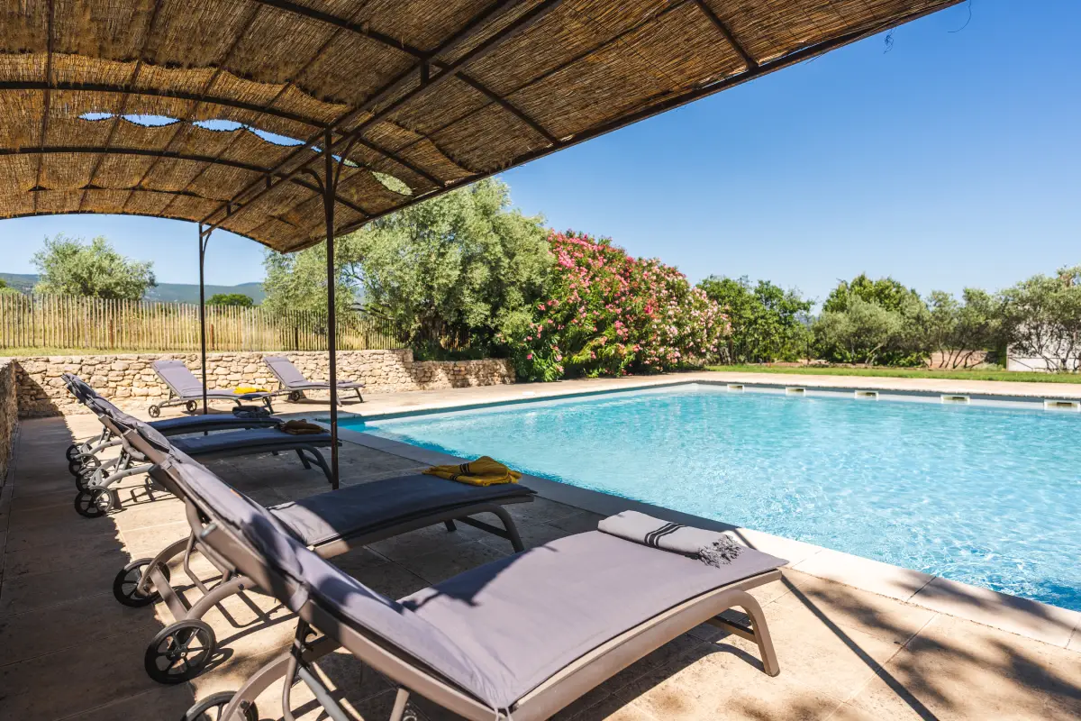 18e. Piscine - Tonnelle et transats - vue 2 vers maison