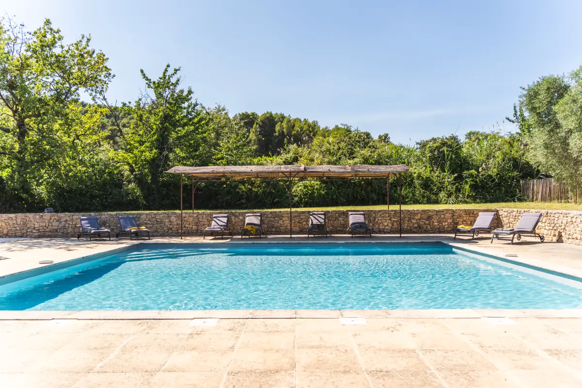 18ee. Piscine - Tonelle et transats - vue 1 vers forêt