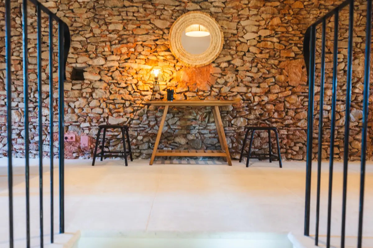 18i. Entrée family room avec mur en pierres