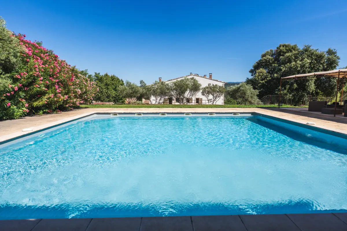 19e. Piscine - vue au ras de l_eau