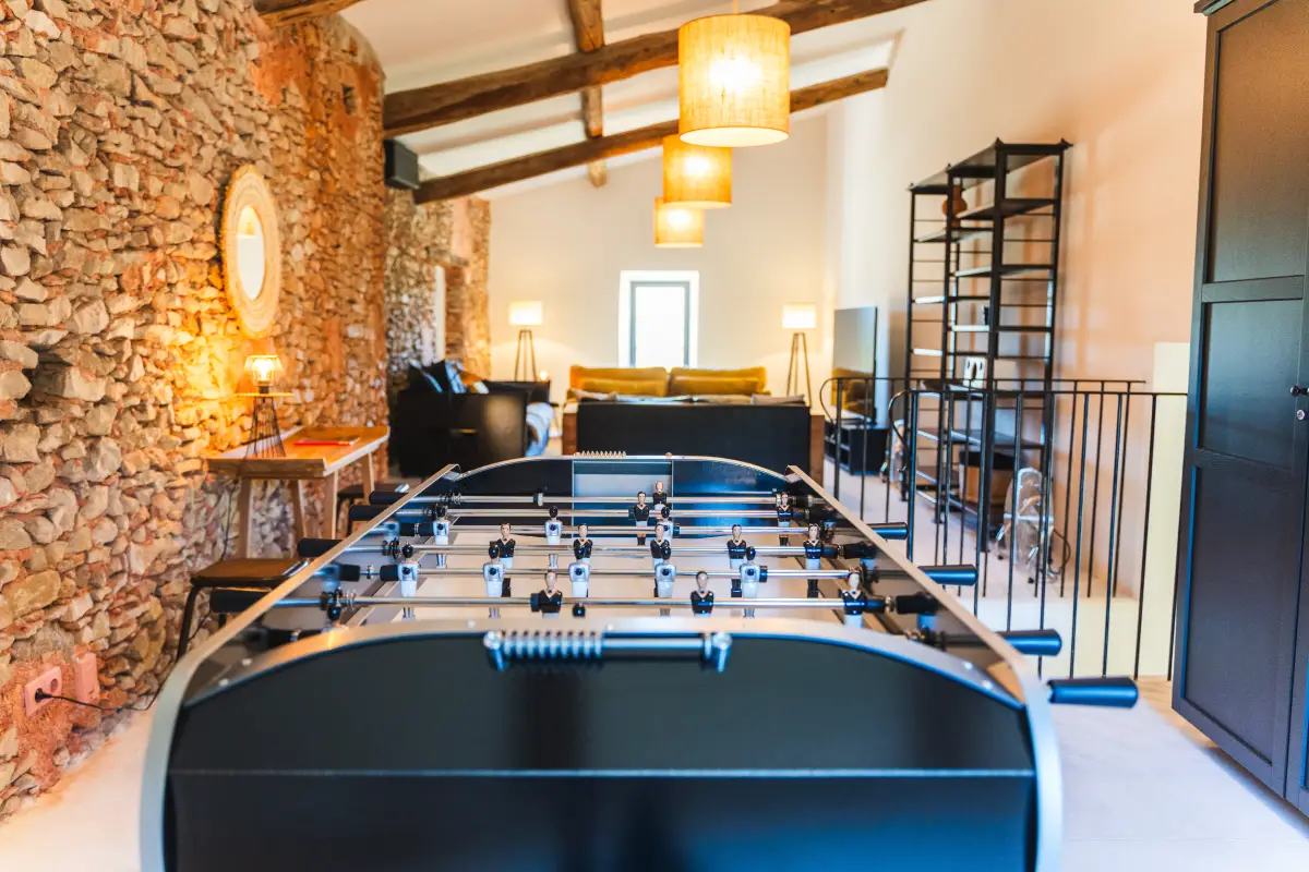 20i. Family room - vue salle de jeux et salon TV