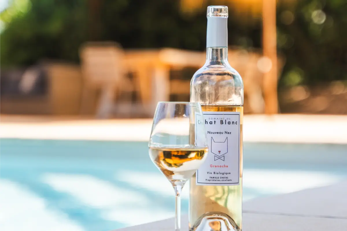 21e. Piscine Nouveau Nez rosé au bord de l_eau