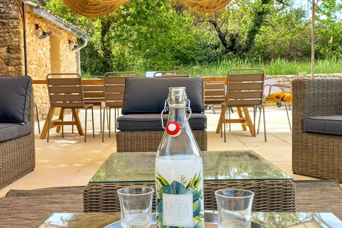 23e. Piscine et table à dîner - vue 2