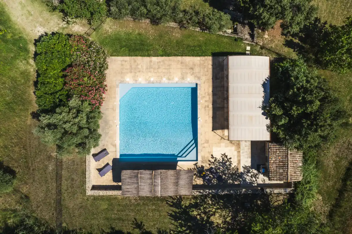 26e. Piscine en vue de dessus