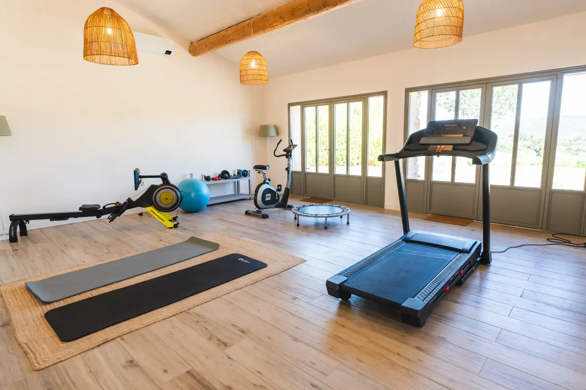 26i. Salle de sport équipée - vue 2