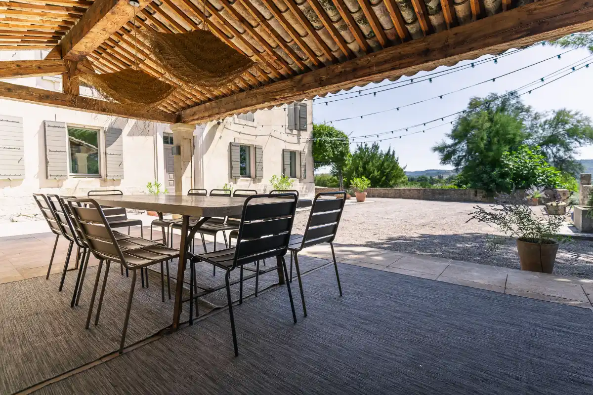 27e. Salon été et cour principale