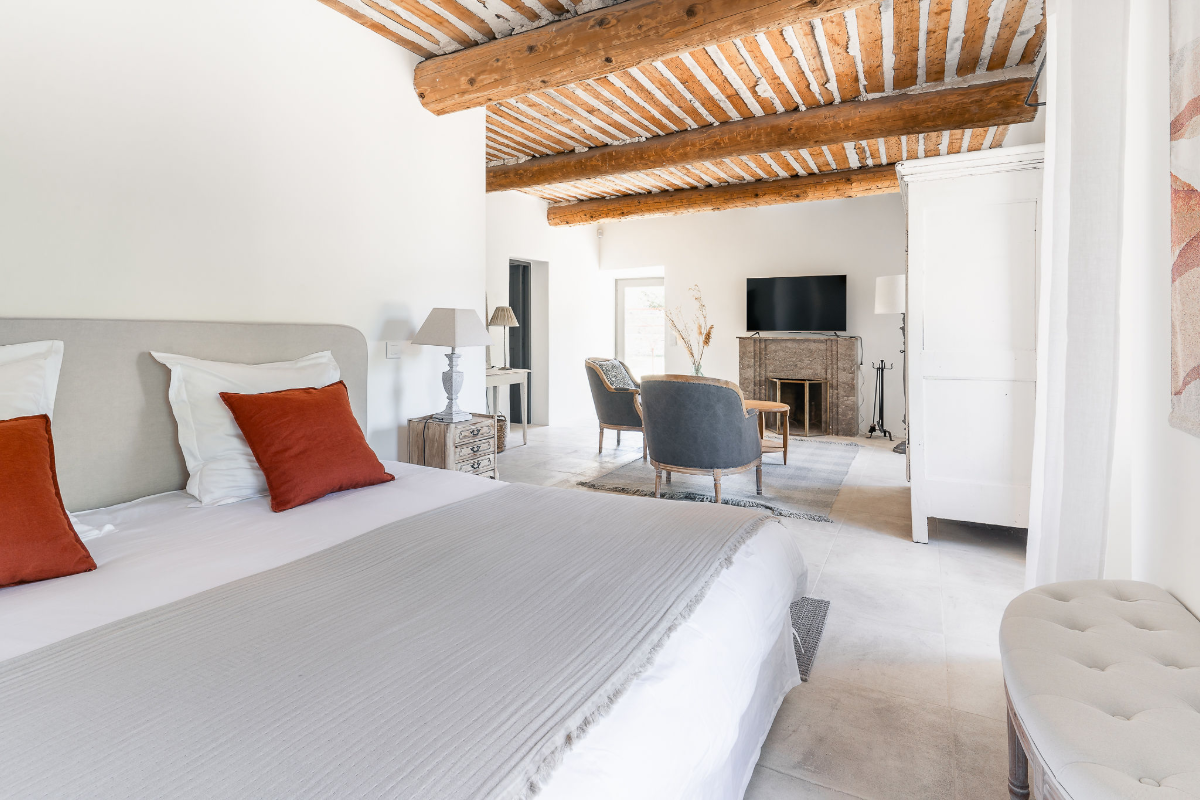 2c . Chambre Master bedroom 1er étage - vue 1 - lit et petit salon