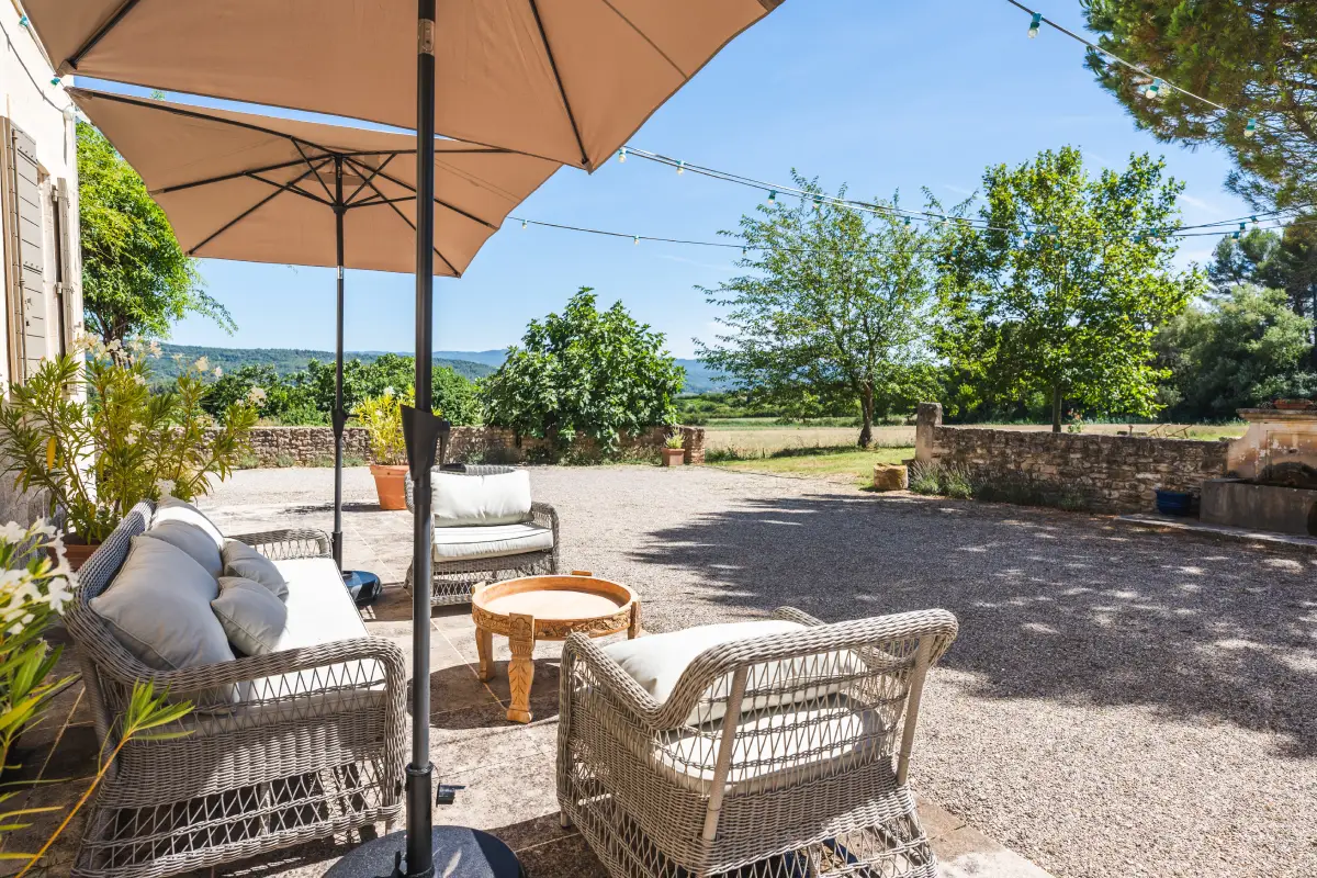 30e. Salon extérieur - cour principale