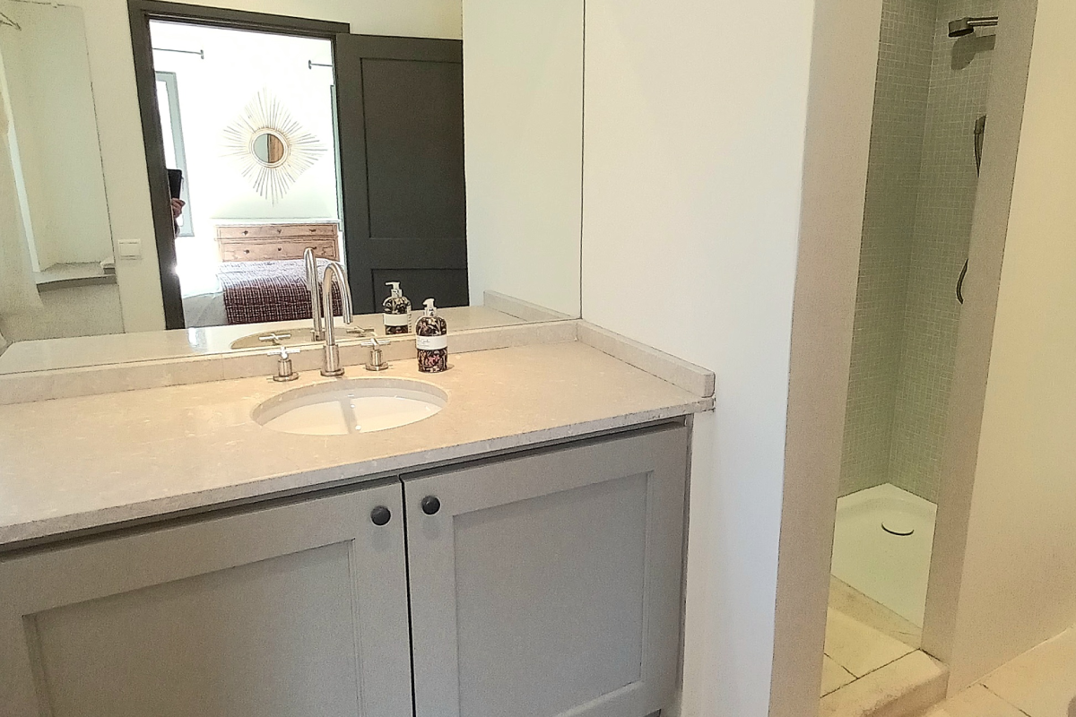 5c ter. Chambre cour entrée 1er étage - SDB en suite