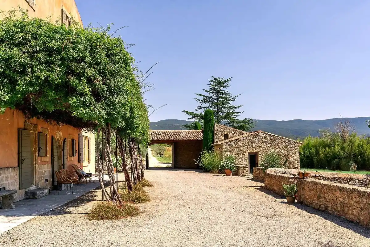 5e. Cour rosiers Banks