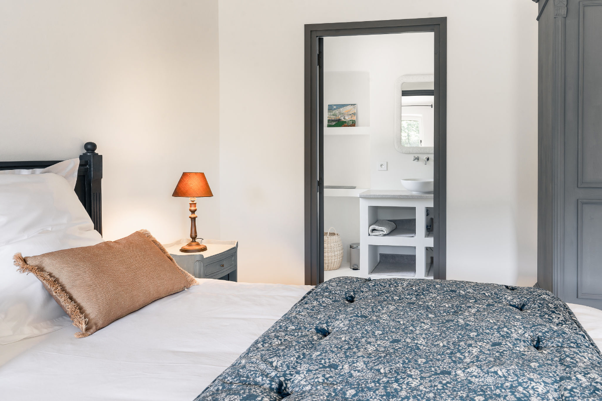 7c bis. Chambre cour entrée 2ème étage avec vue SDB