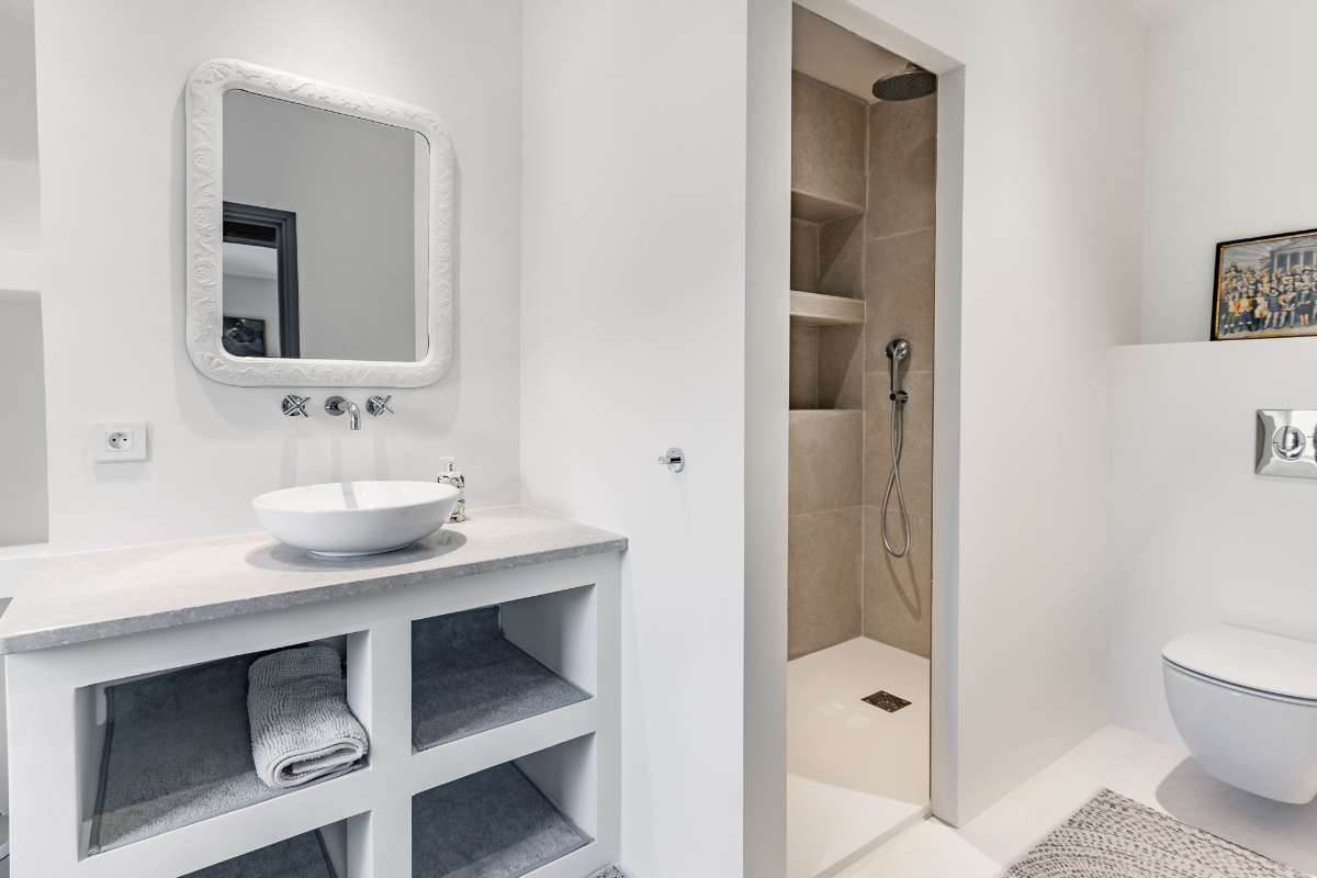 7c ter. Chambre cour entrée 2ème étage - SDB