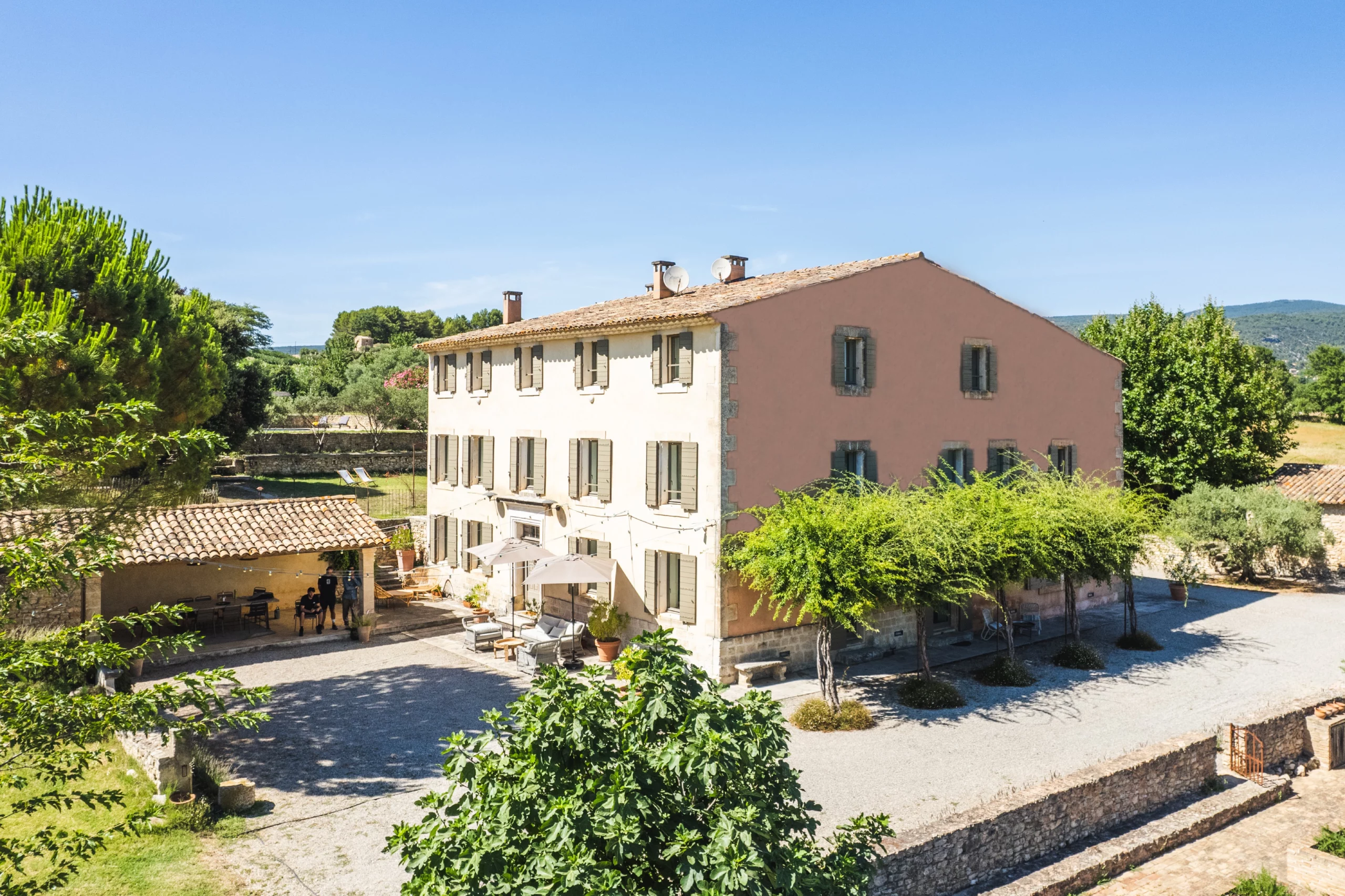 7e. Bastide - vue aérienne - principale et rosiers banks